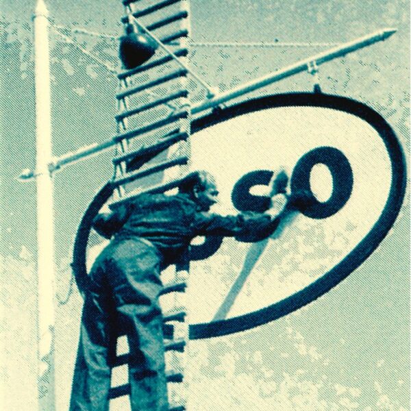 Esso-Schild-Monteur-Kramer1-1 old history picture