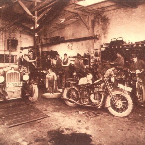 Kraftfahrzeughalle-19241-1 old history picture