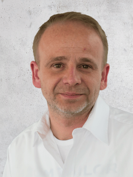 Danny Schmidt lächelnder mann im weißen hemd