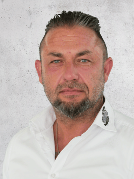 Friebe lächelnder mann im weißen hemd