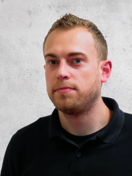 Hagemann lächelnder mann im schwarzen shirt